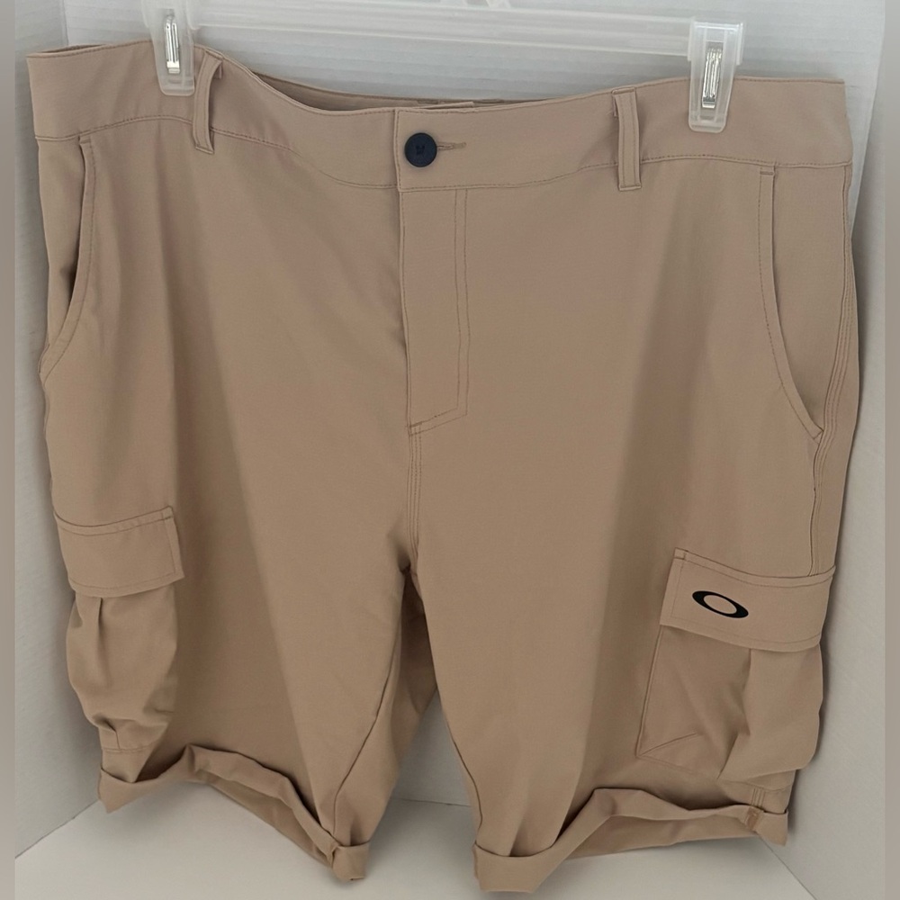 Oakley Men's Regular Fit Beige/Khaki Cargo Cuff Shorts
RN 96548 US/EU 40 JPN 42